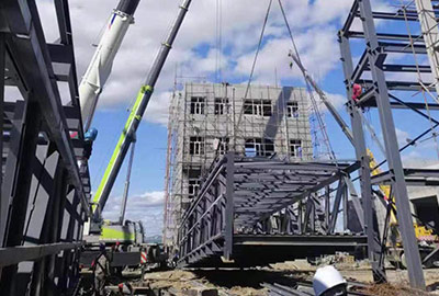 快馬加鞭未下鞍，驚回首，離天三尺三！